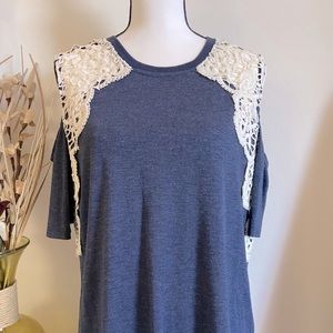 Signify Tank/shirt with Off the shoulder sleeves